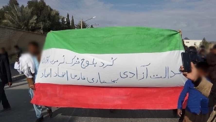 زاهدان، ۲۵ آذر ۱۴۰۱ بر روی پرچم سه رنگ بدون نشان ایران نوشتهاند کرد، بلوچ، ترک، لر، عرب، آذری، بختیاری، فارس عدالت آزادی اتحاد اتحاد