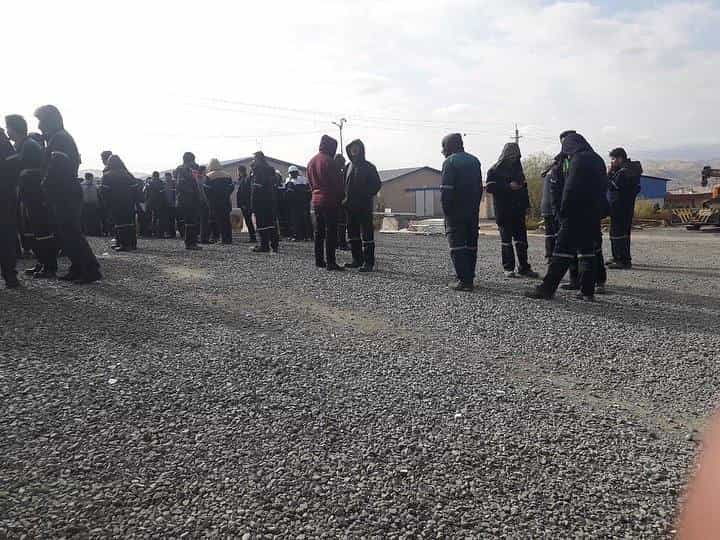 اعتصاب جمعی از کارکنان پتروشیمی سنندج، دوشنبه ۱۴ آذرماه ۱۴۰۱ ــ عکس: شبکه‌های اجتماعی