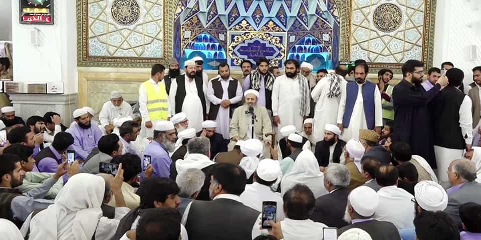 در جمع گروهی از معترضانمولوی عبدالحمید- امامجمعه اهل سنت زاهدان