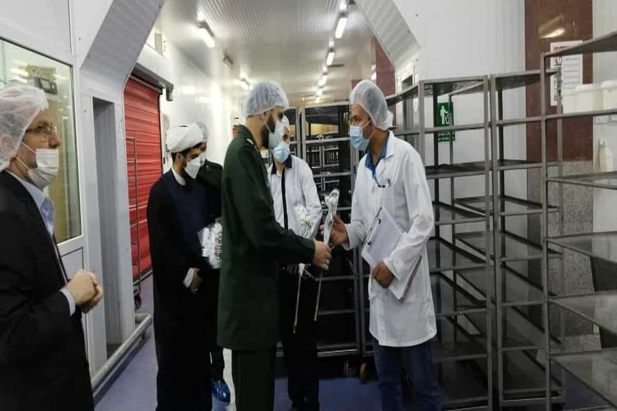 رابطه گرم با رژیم و پاسدارانش − بازدید فرمانده سپاه مهدی موعود شهرستان قدس از کارخانه لبنیات دامداران. ۱۱ اردیبهشت ۱۴۰۱