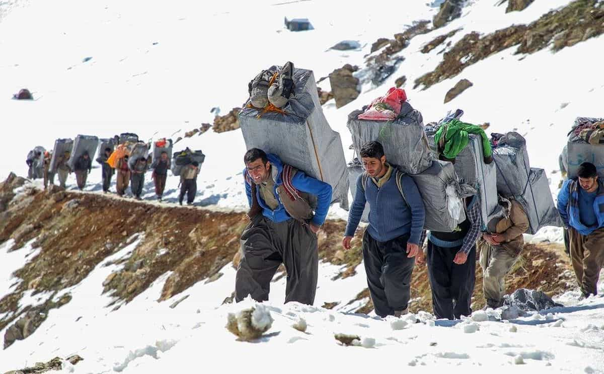 در زمستان مشقت کولبری ده‌چندان می‌شود