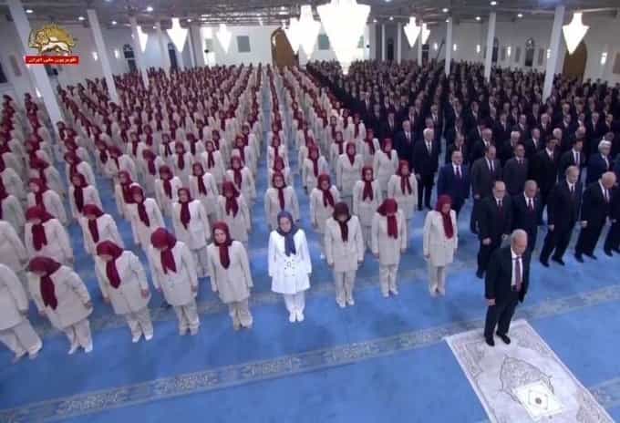 نماز جماعت مجاهدین خلق در کمپ اشرف ۳، به مناسبت تولد دختر پیامبر اسلام