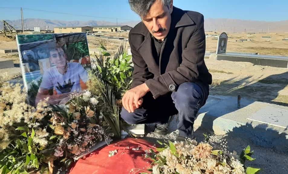 حسن باقرینیا، استاد معلق شده دانشگاه حکیم سبزواری بر سر مزار ابوالفضل آدینهزاده، یکی از کشتهشدگان جنبش زن زندگی آزادی