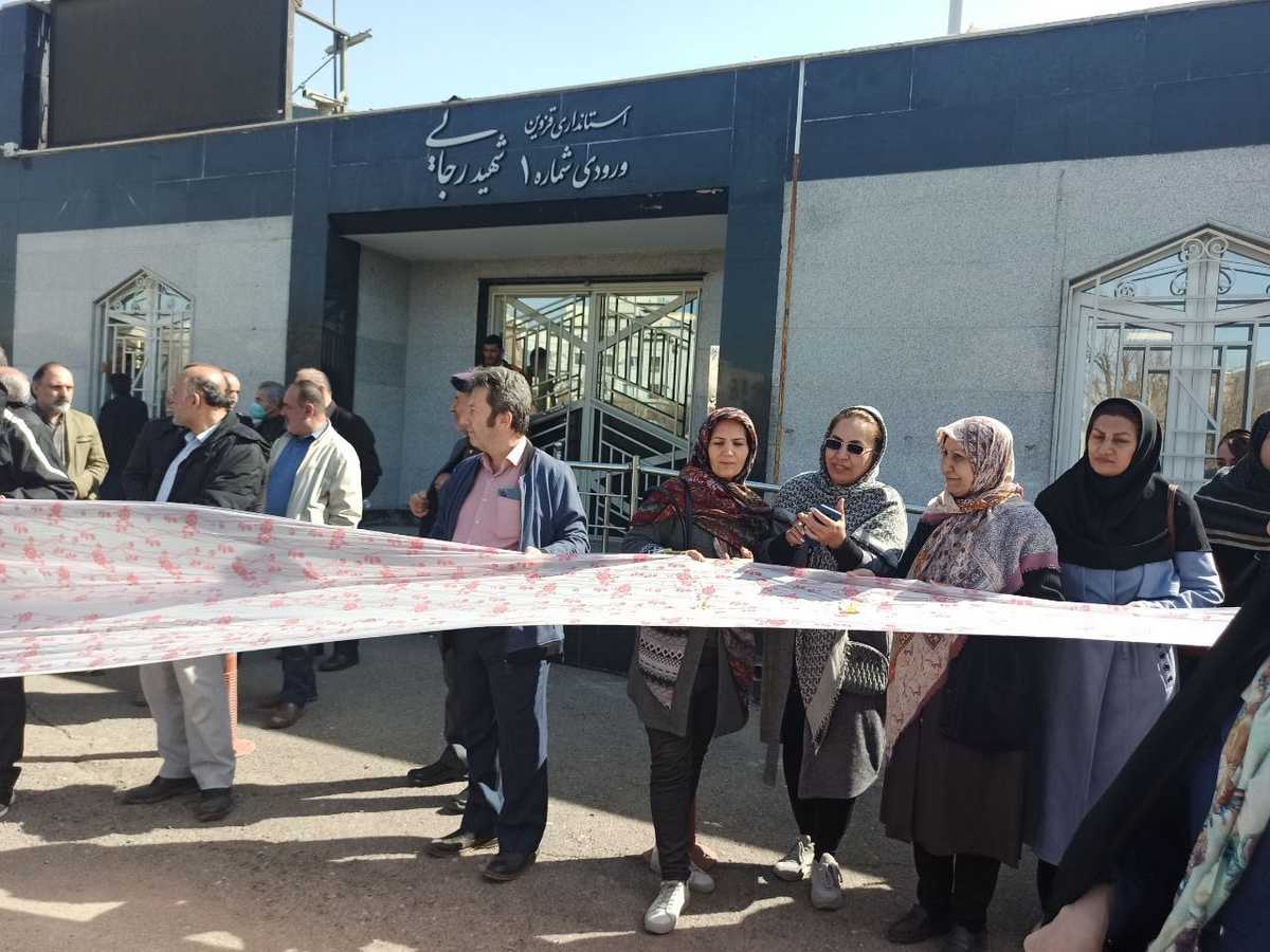 سفره خالی، نمادی اعتراضی در دستان بازنشستگان در تجمع قزوین