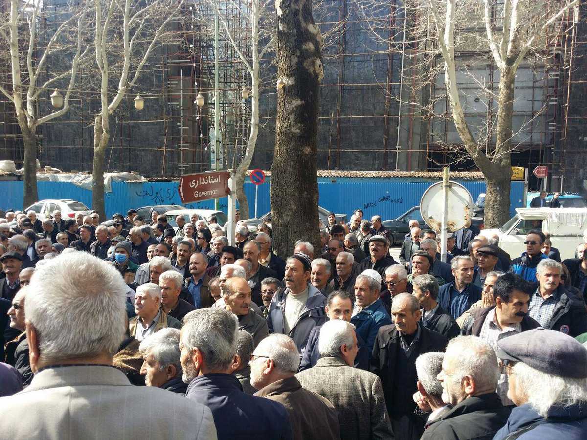 تجمع جمعیت زیادی از بازنشستگان سالخورده، با موهای سفید مقابل استانداری کردستان در سنندج