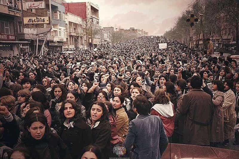 تصویری از زنان در مراسم هشت مارس ۱۳۵۷