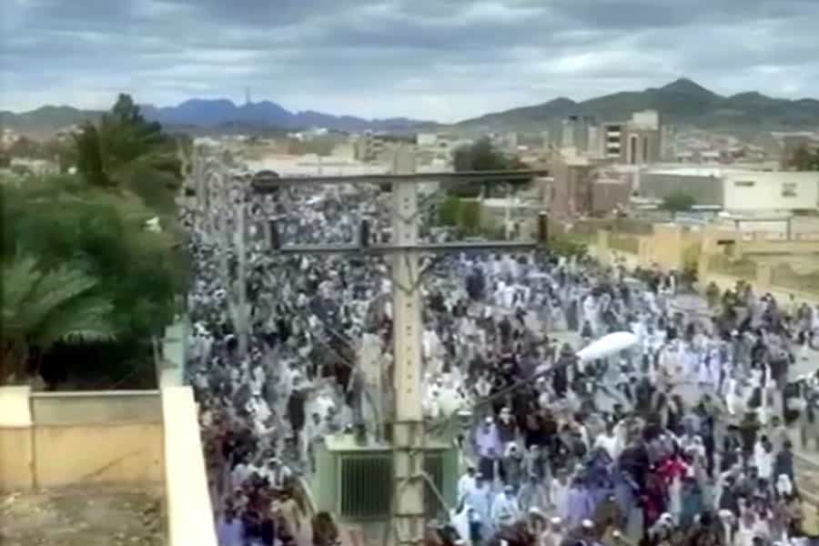 نمایی از بالا شهر زاهدان را نشان می‌دهد که صدها نفر از مردم بلوچ تظاهرات اعتراضی برگزار کرده‌اند.