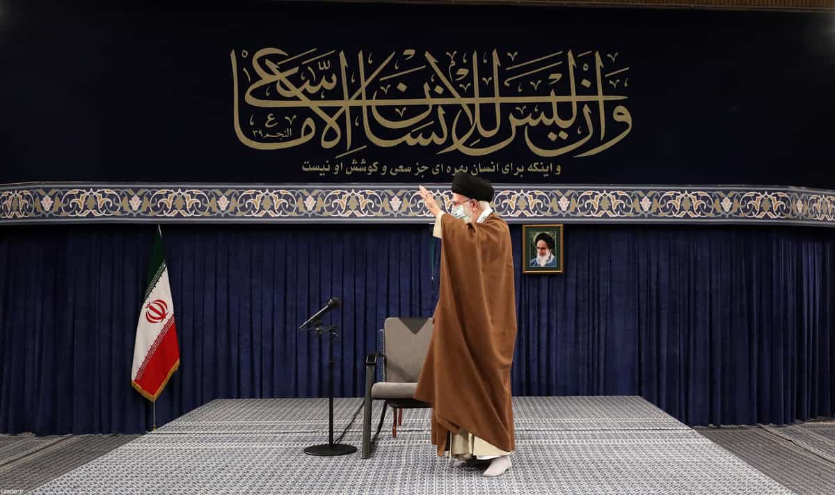 خامنهای در حال دست تکان دادن