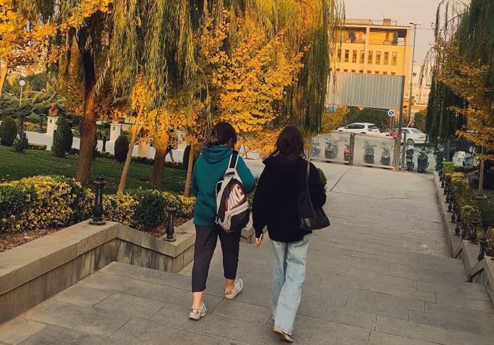 دو دختر بی حجاب در تهران