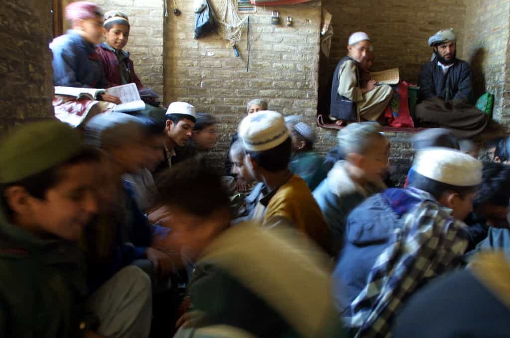 یک مکتب یا مدرسه دینی در مسجد جامع هرات برای طلبههای نوجوان و پسر سنی در سال ۲۰۰۱ ــ عکس: BEHROUZ MEHRI / AFP