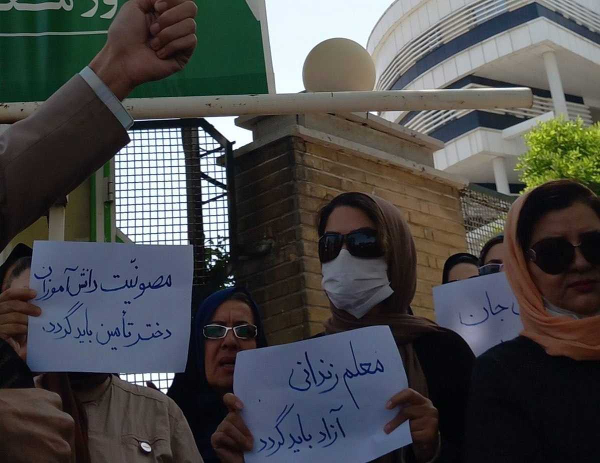 صحنه‌ای از تجمع معلمان در اراک در ۱۹ اردیبهشت ــ عکس: کانال تلگرامی شورای هماهنگی تشکل‌های صنفی فرهنگیان