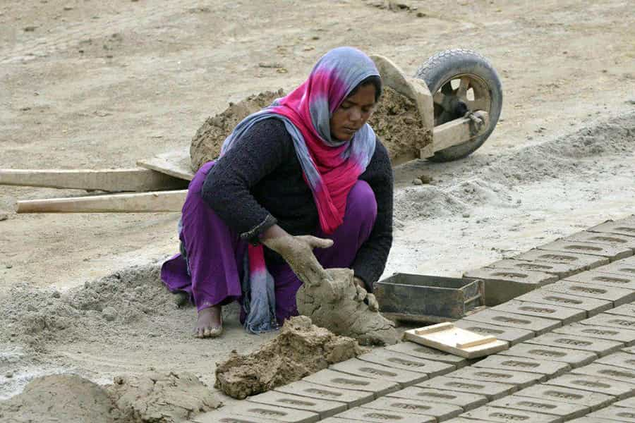 این زن کارگر، نه قراردادی دارد و نه در جایی نامش به عنوان کارگر ثبت می‌شود