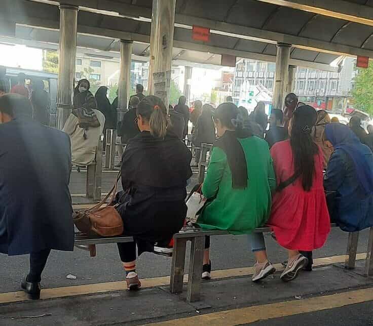گروهی از زنان در ایستگاه اتوبوس حجاب از سر برداشتهاند