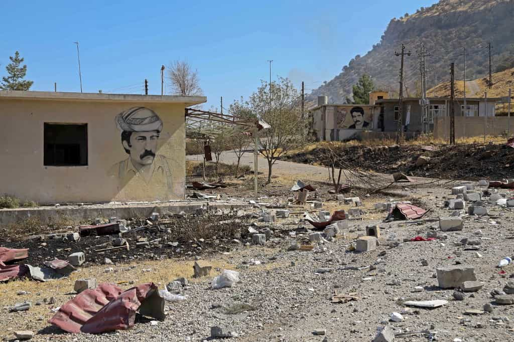 تصویری از اردوگاه یکی از احزاب کردستانی پس از حمله سپاه پاسداران در ۲۸ سپتامبر ۲۰۲۱ به اردوگاه این احزاب در اقلیم کردستان عراق. . (Photo by AFP)