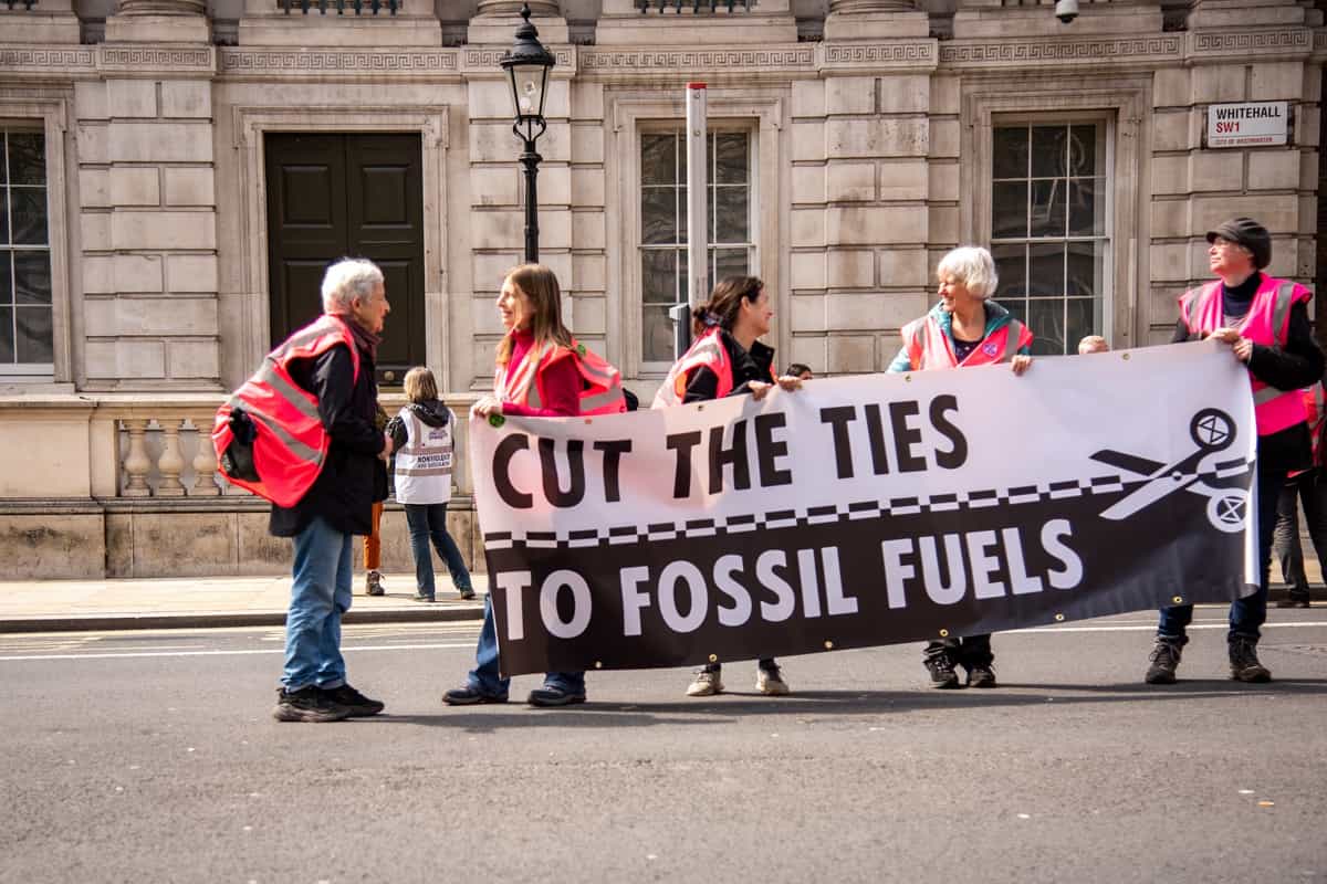 تظاهرات محیط زیستی در لندن؛ روی پارچه نوشته: «به پیوندها با سوخت فسیلی پایان دهید»، ۲۴ آوریل ۲۰۲۳ ــ عکس: شاتراستاک، Loredana Sangiuliano