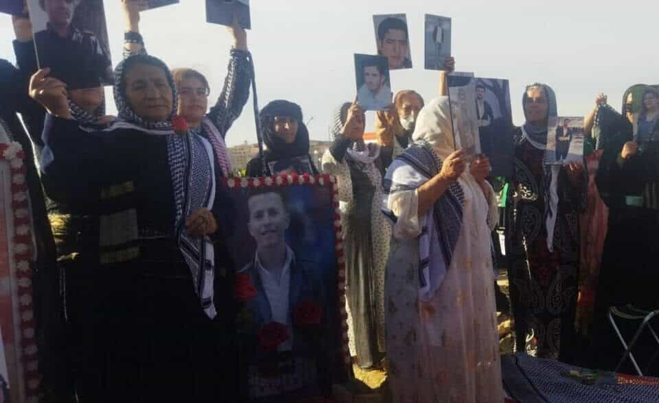 مادران و بستگان جانباختگان قیام ژینا در اعتراض به تخریب مزار ژینا امینی ــ عکس: شبکههای اجتماعی