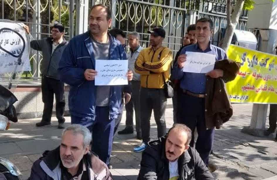 کارگران شرکت داروگر مقابل وزارت کار بر روی یک کاغذ نوشتهاند: اصل ۴۴ بلای جان داروگر. ۱۶ فروردین ۱۴۰۲