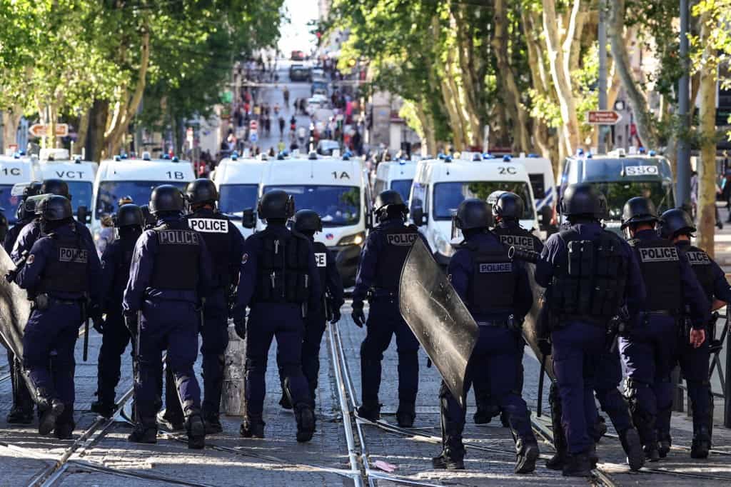 افسران پلیس در جریان تظاهرات علیه پلیس در مارسی، جنوب فرانسه یکم ژوئیه ۲۰۲۳ (عکس از CLEMENT MAHOUDEAU / AFP)