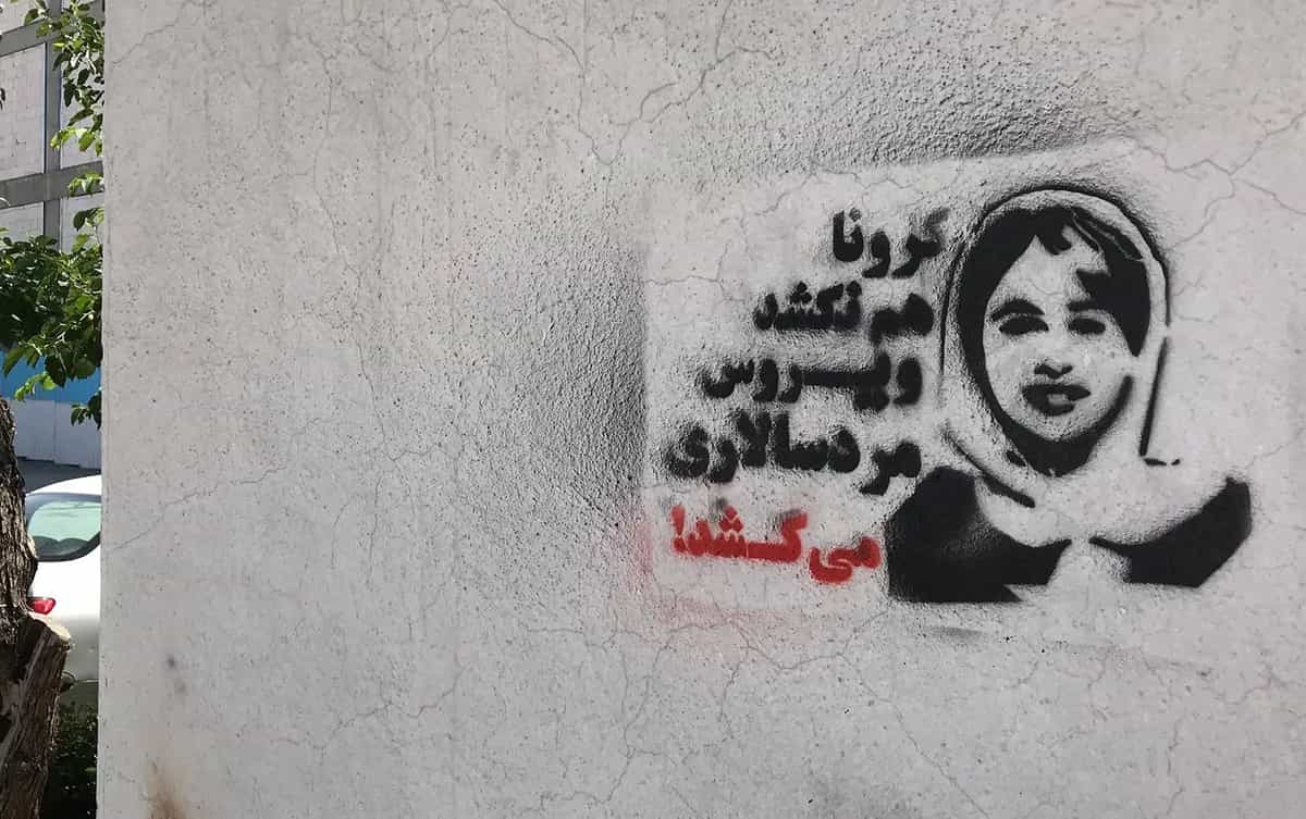 دیوارنگارهای با تصویر رومینا اشرفی، دختر نوجوانی که پدرش به خاطر مسائل ناموسی جانش را گرفت: «کرونا هم نکشد، ویروس مردسالاری میکشد!»