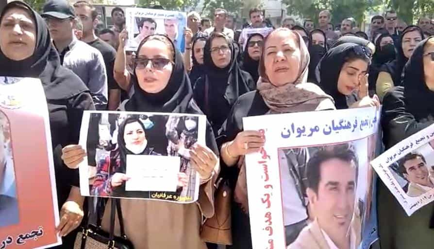 یکی از تجمع‌های معلمان مریوان در حمایت از همکاران‌شان، ۱۴۰۱ ــ عکس: شبکه‌های اجتماعی