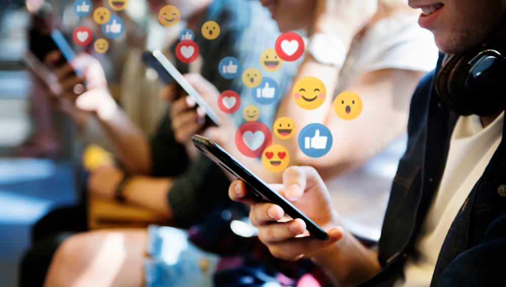 تصویر تزئینی: مخاطب رودرروی گزینههای مختلف لایک