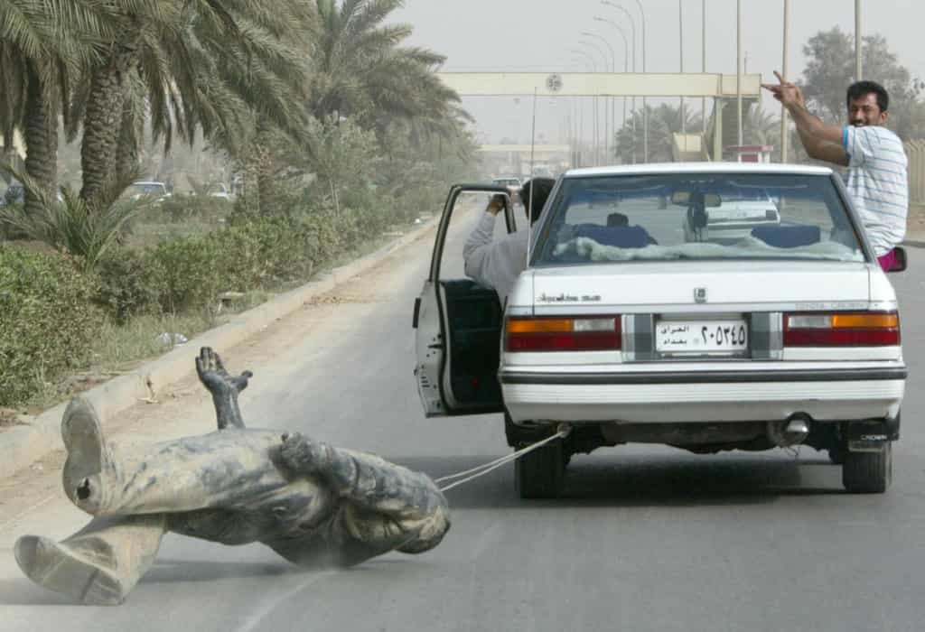 عکس ۳ - خوشحالی مردم پس از سقوط صدام در بغداد ــ عکس: PATRICK BAZ / AFP