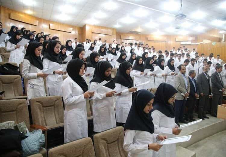 پذیرفتهشدگان آزمون پزشکی در حال سوگند جمعی.