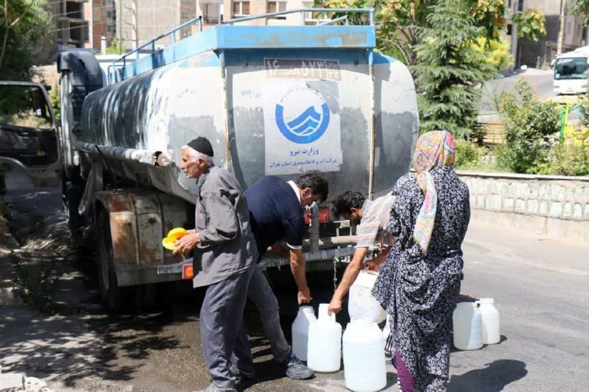 تصویر تزئینی: موج گرما و نبود بارندگی بانی این شده که آب را با تانکر به بسیاری از نقاط ایران برسانند.