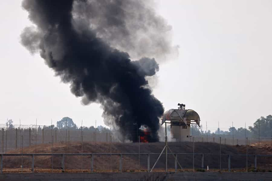 ۷ اکتبر ۲۰۲۳، خان یونس در جنوب نوار غزه: دود در کنار یک برج دیدبانی اسرائیل. عکس از AFP