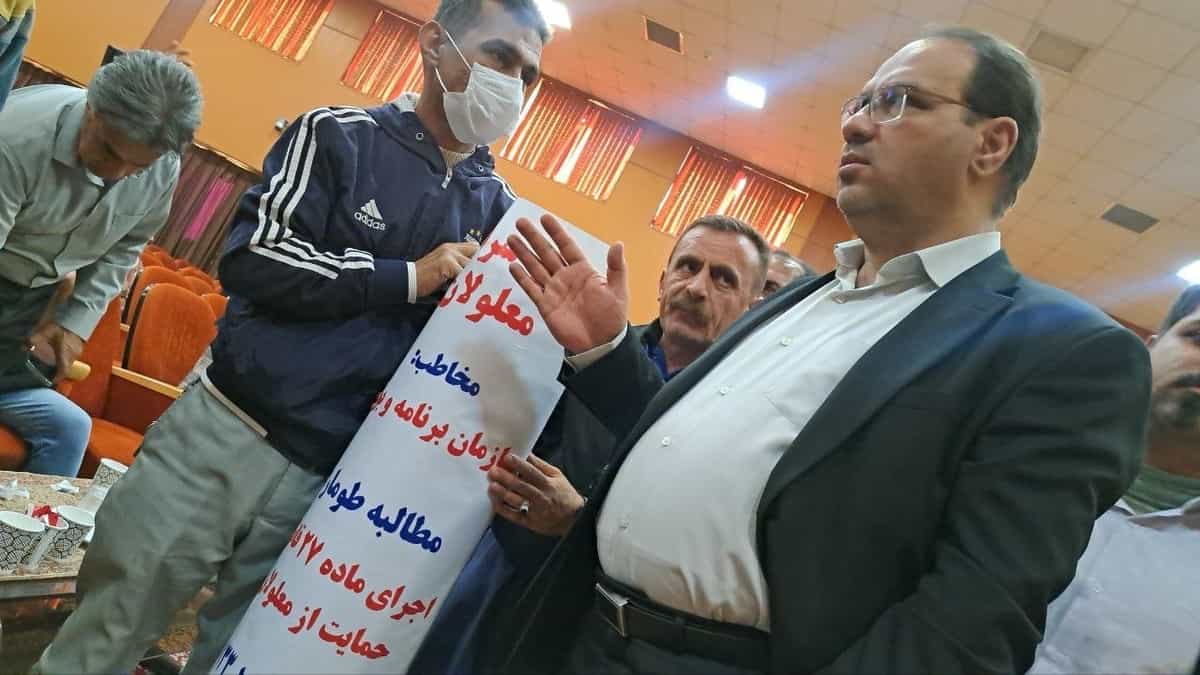 تصویری از محسن نجفیخواه، معاون فرهنگی و اجتماعی سازمان برنامه و بودجه که از پذیرش تومار ۱۳۳ متری معلولان کشور سر باز میزند. دوشنبه هشتم آبان ۱۴۰۲. عکس: کمپین معلولان