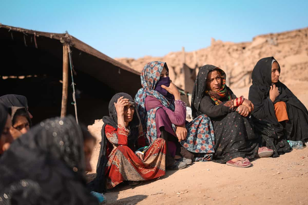 تصویر از شاتراستاک: زنان آواره در افغانستان پس از زلزله