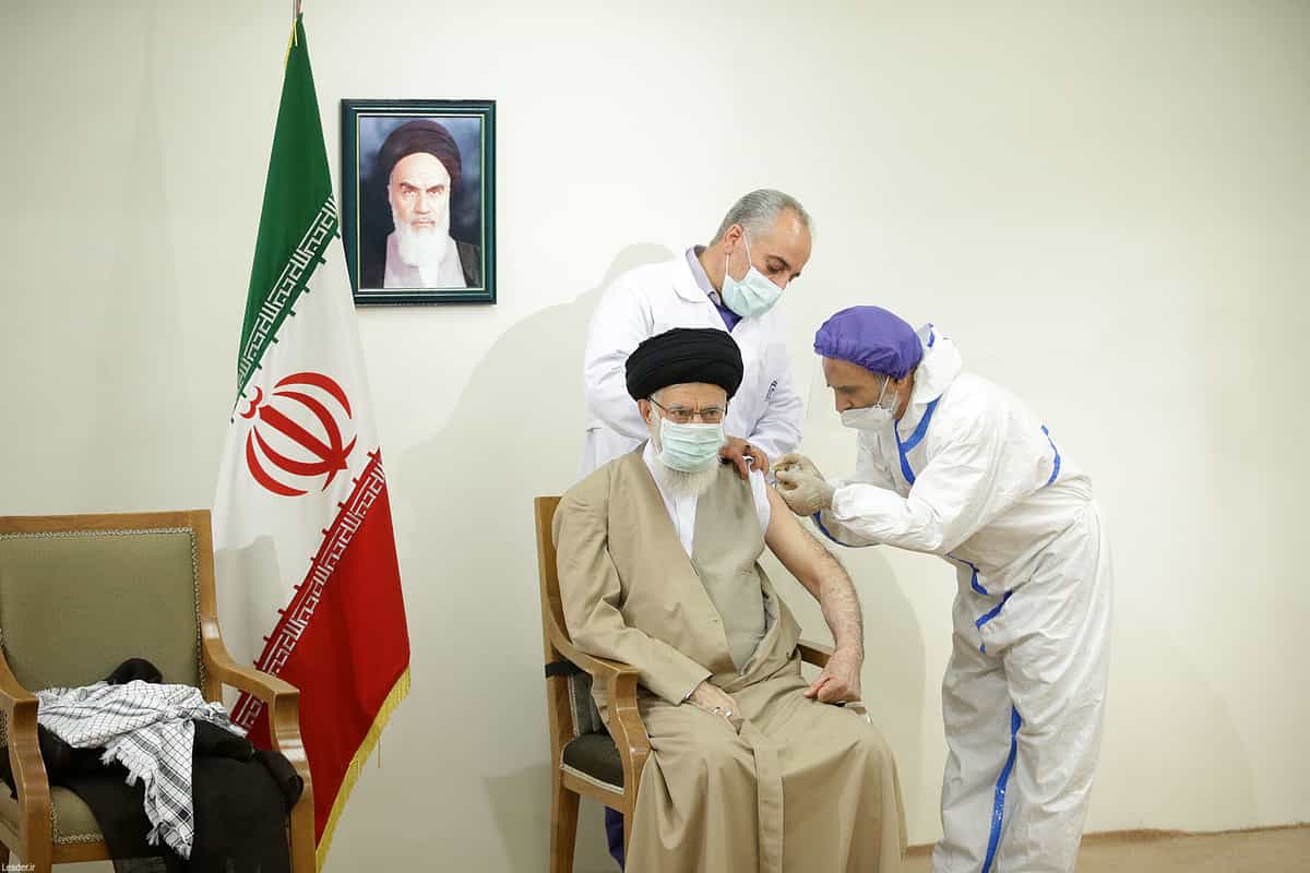 تصویر علی خامنهای در زمان تزریق واکسنی که ورود تولیدات غربی آن را ماهها ممنوع اعلام کرد.