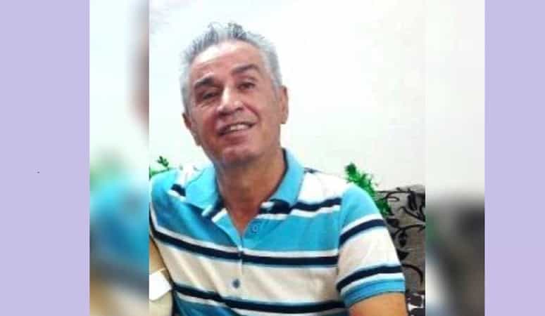 رضا اقدسی، کارگر اخراج شده شرکت ایران خودرو که ناشنوا است با پیراهن سفید، آبی و سیاه و موهای جوگندمی. او را از دوم آبان در زندان اوین حبس کردهاند.