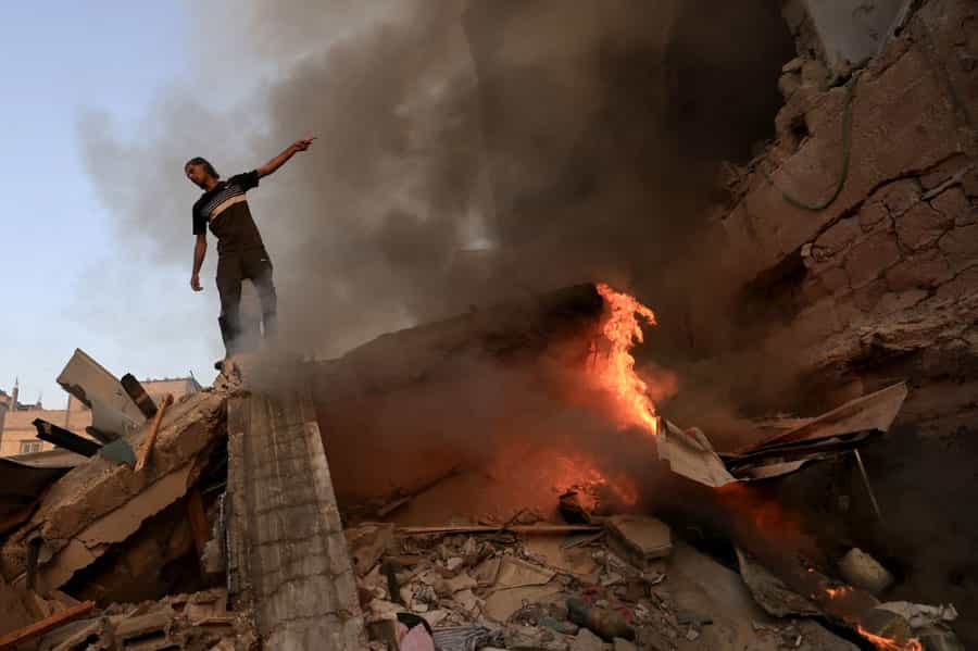 در پی حمله ارتش اسرائیل به خان یونس در جنوب نوار غزه یک مرد فلسطینی بر روی آوار فروریخته یک ساختمان ایستاده است