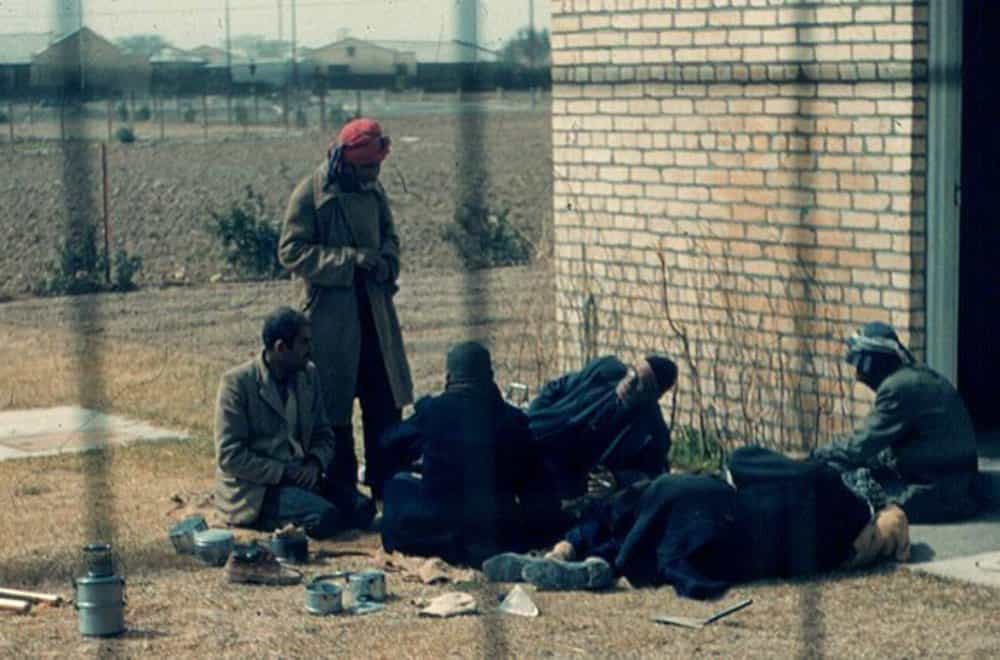 گروهی از کارگران در آبادان در سال ۱۳۳۷