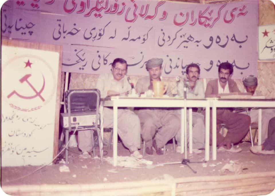 سومین نشست کومله رنجبران کردستان عراق. جلال طالبانی، اولین رئیس جمهوری عراق پس از سقوط صدام حسین اولین نفر از سمت راست. بر روی پارچه پشت سر آنها جملاتی به زبان کردی نوشته شده است