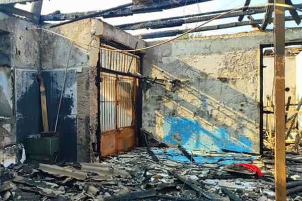 تصویر بقایای ویران‌شده کمپ ترک اعتیاد لنگرود پس از آتش‌سوزی مرگبار در ۱۲ آبان