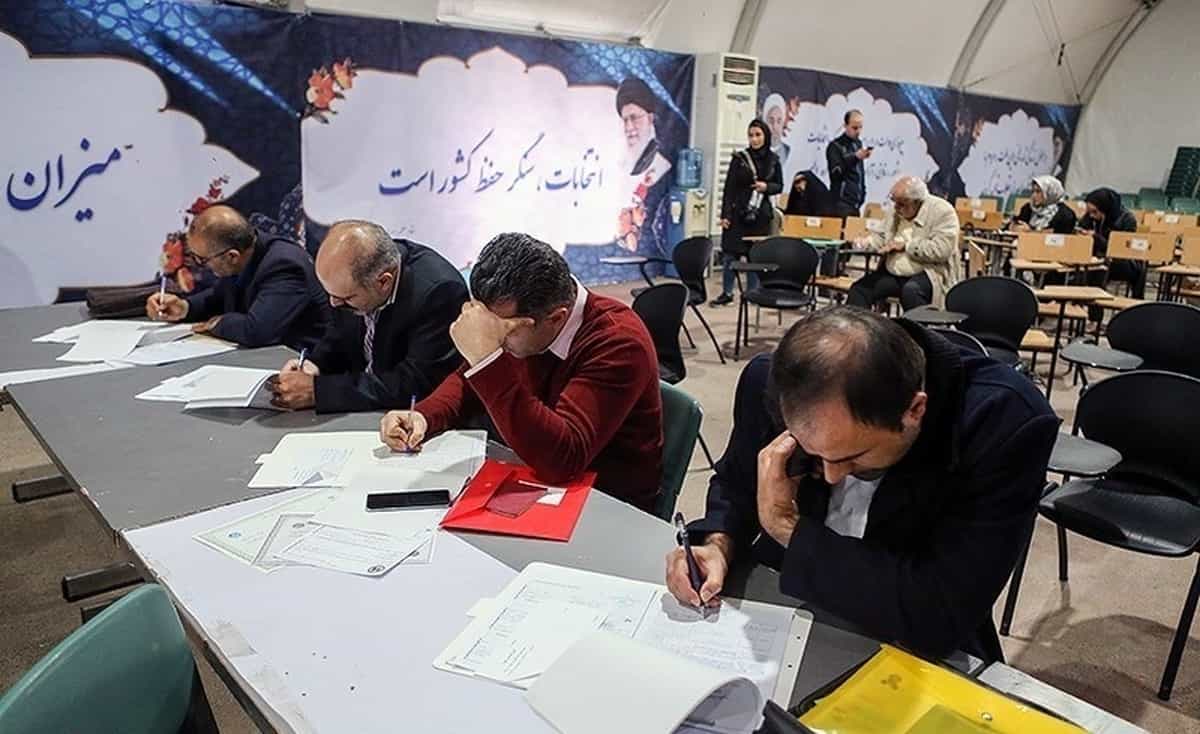 تعدادی از افراد در حال پر کردن فرم داوطلبی در انتخابات مجلس شورای اسلامی هستند