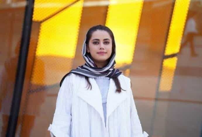 ضحی عبدی ایستاده با مانتوی سفید