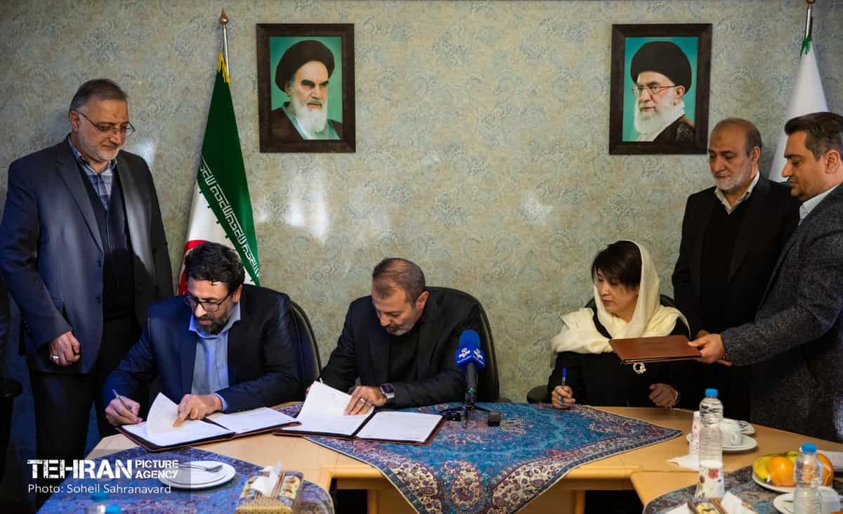 تصویر از روابطعمومی شهرداری تهران، مقامات این شهر را در حال امضای تفاهمنامه ساخت زبالهسوز با طرف چینی که نام یا شرکت او اعلام نشد، نشان میدهد.