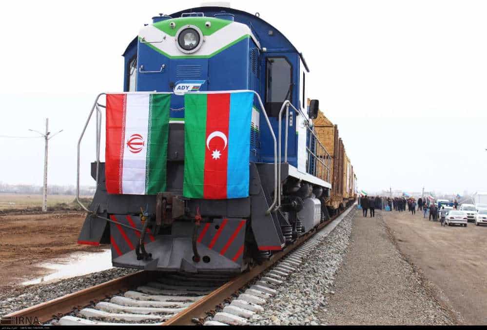تصویر تزئینی از ایرنا: یک قطار که بر آن پرچم‌های روسیه و ایران آویخته‌اند.