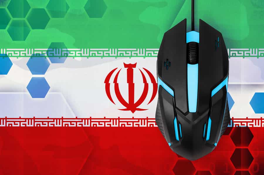 در تصویر یک ماوس کامپیوتر روی پرچم جمهوری اسلامی ایران و نماهایی از یک سلول در پسزمینه دیده میشود.