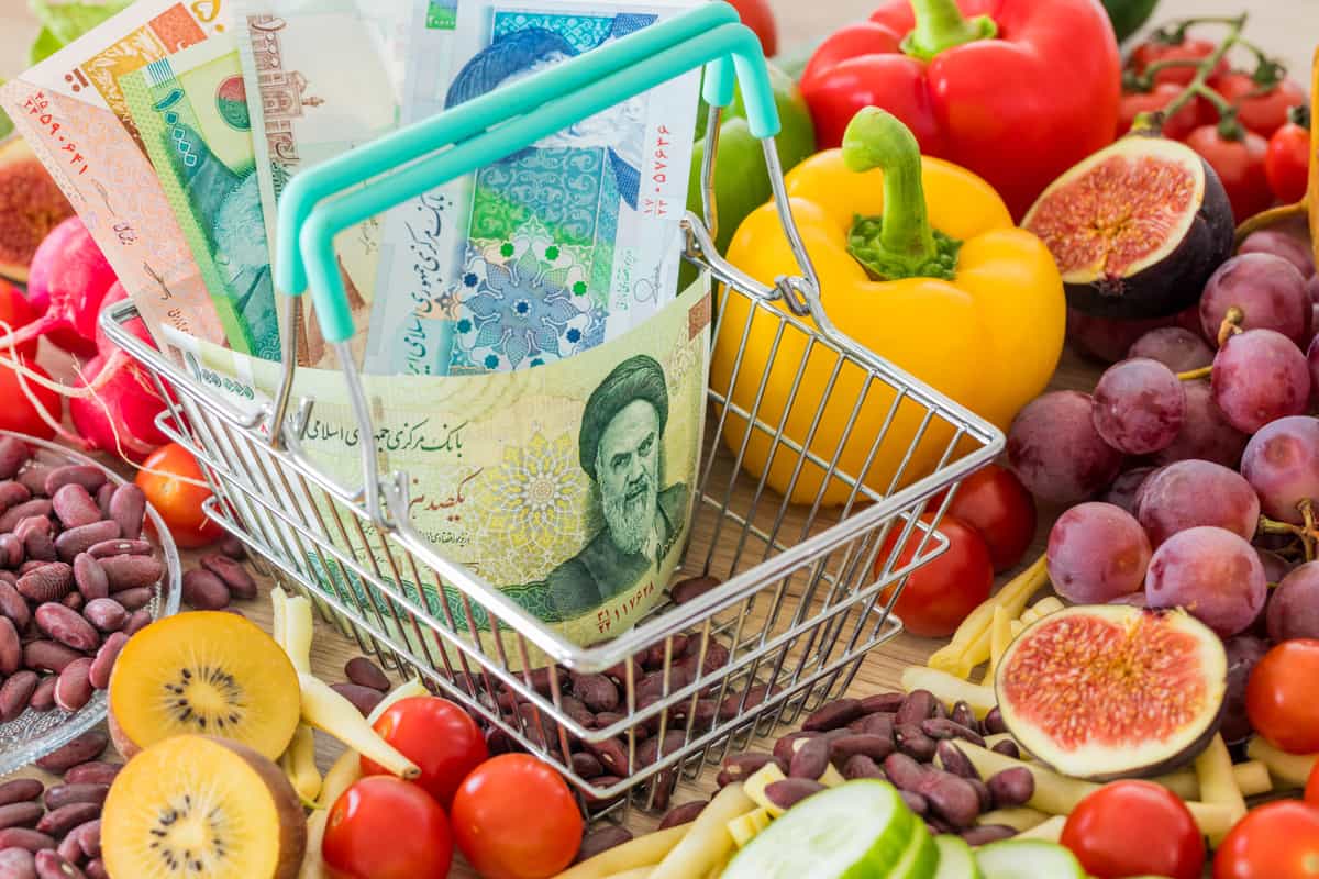 سبد خرید با اسکناسهای ۱۰ و دو هزارتومانی در میان میوه و سبزیجات