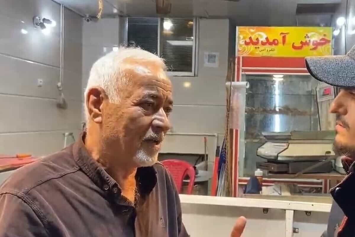 تصویری از صادق بوقی در حال گفتوگو با مردی جوان