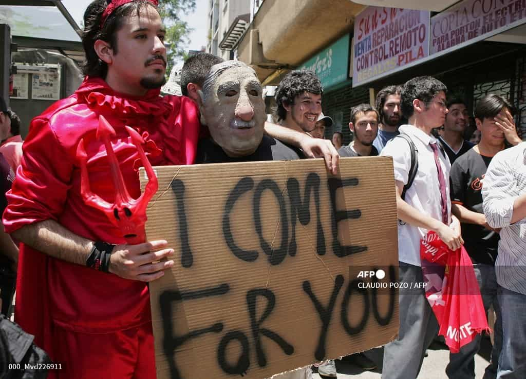 ۴ دسامبر ۲۰۰۶، جوانان حزب کمونیست شیلی در تظاهراتی در اطراف بیمارستان نظامی سانتیاگو. آگوستو پینوشته، دیکتاتور شیلی (۱۹۷۳-۱۹۹۰) در این بیمارستان بستری شده بود. دادگاه تجدیدنظر اعلام کرد که پینوشه ۹۱ ساله با قرار وثیقه از حبس خانگی آزاد می‌شود. (عکس: خبرگزاری فرانسه)