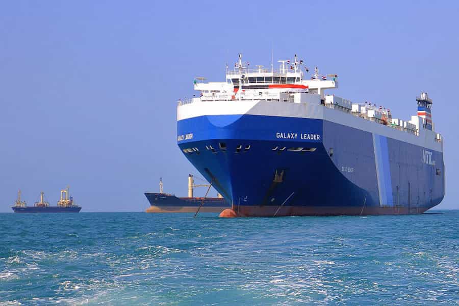 در تصویر کشتی باری «گلَکسی لیدر» در یک هوای آفتابی در دریای سرخ نشان داده می‌شود که دو قایق در کنار آن قرار دارند.