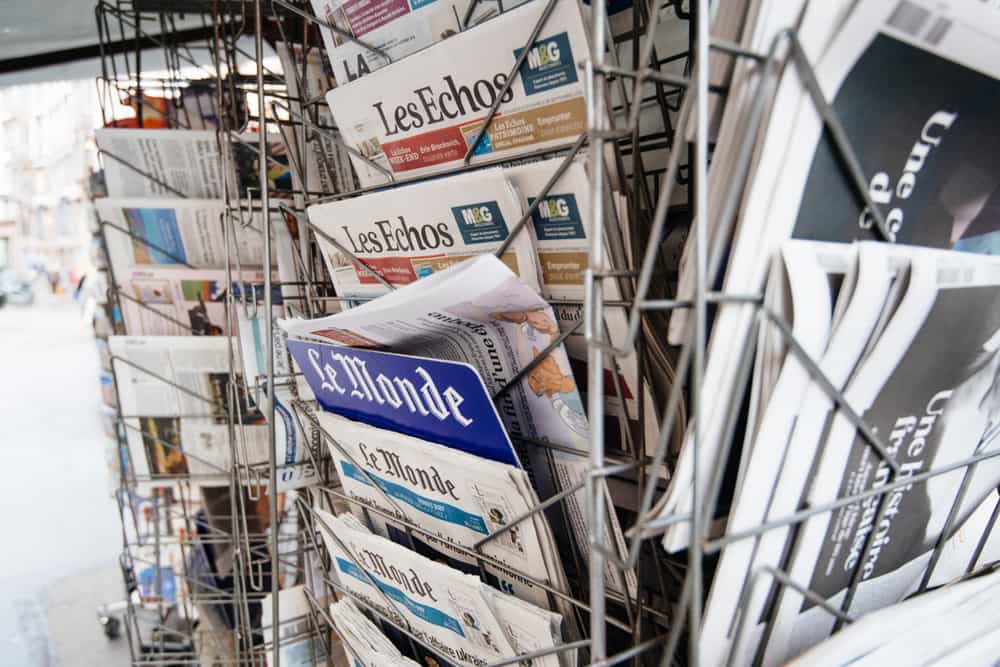 روزنامه‌های فرانسوی در دکه مطبوعاتی
