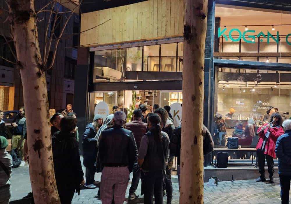 شمس، دانشآموخته کنسرواتور تهران در صحنهای به وسعت خیابان (عکس: رادیو زمانه)