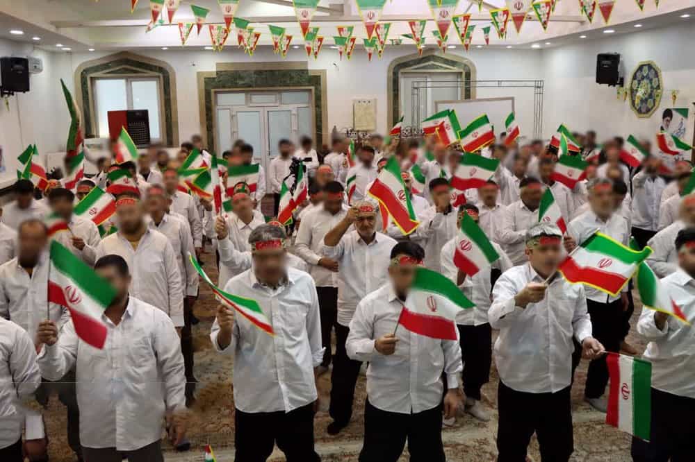 زندانیان مرد در حال تکان دادن \رچم