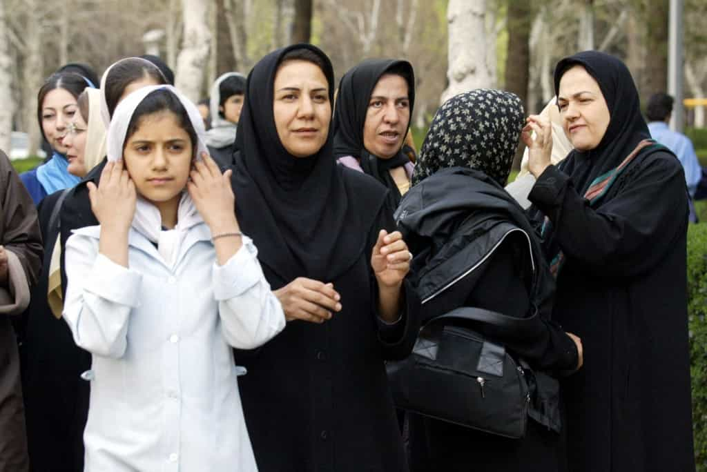 زنان ایرانی در راهپیمایی در پارک لاله در مرکز تهران به مناسبت روز جهانی زنان* در ۸ مارس ۲۰۰۴/ اسفند ۱۳۸۲ - گروهی متشکل از صدها زن فعال ایرانی با وجود هشدار مقام‌های جمهوری اسلامی مبنی بر غیرقانونی بودن تجمع در این‌روز، این راهپیمایی را در محکومیت خشونت علیه زنان و قوانین تبعیض‌آمیز برپا کردند. در این عکس هاله سحابی قرآن‌پژوه، روزنامه‌نگار، فعال مدنی و از اعضای انجمن مادران صلح دیده می‌شود. (عکس از هنگامه فهیمی / خبرگزاری فرانسه)